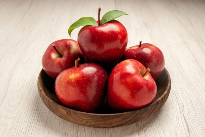 5 red apples, also jabuka, which starts with J in the Croatian alphabet.